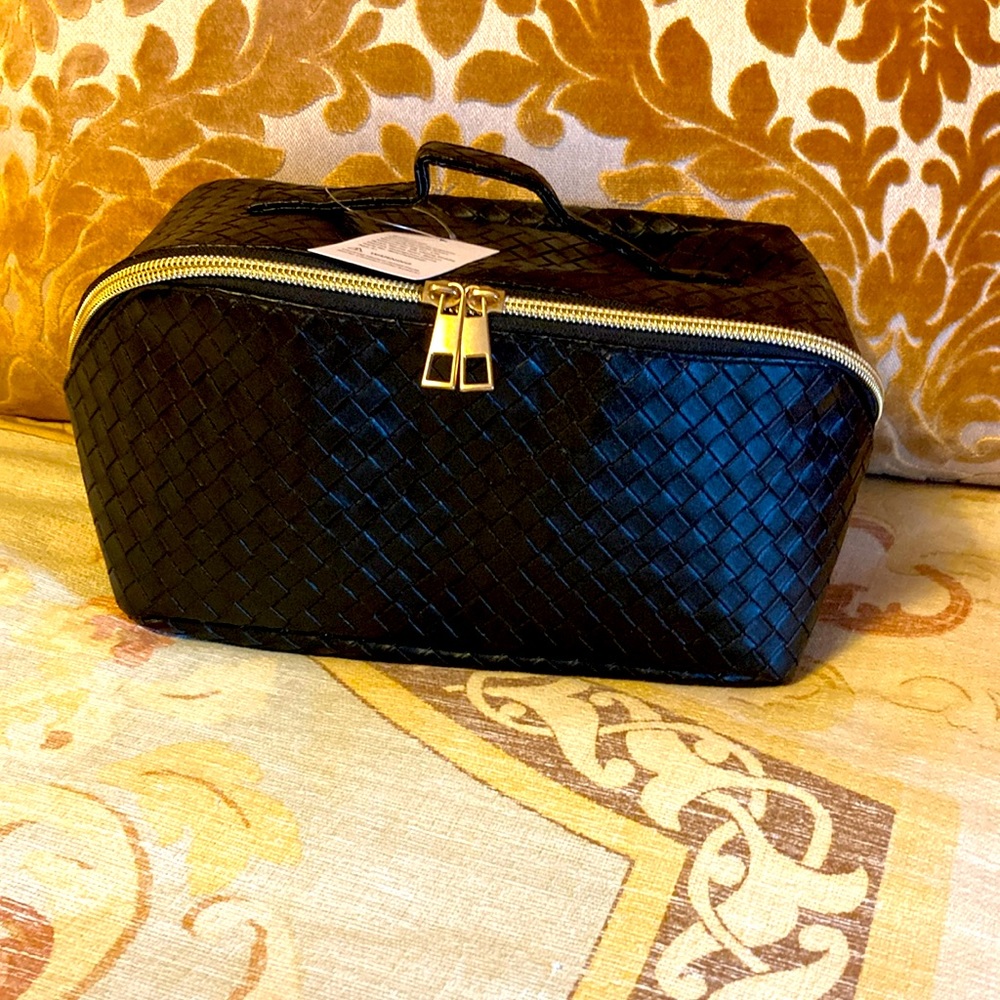 NWT Fixwal two section zip makeup case with 2 lotion/liquid covers included.